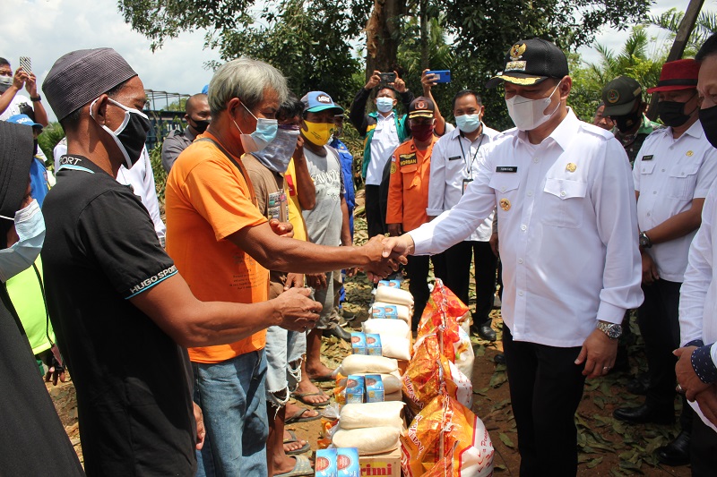 Bupati Fahmi Kunjungi Korban Angin Puting Beliung dan Serahkan Bantuan