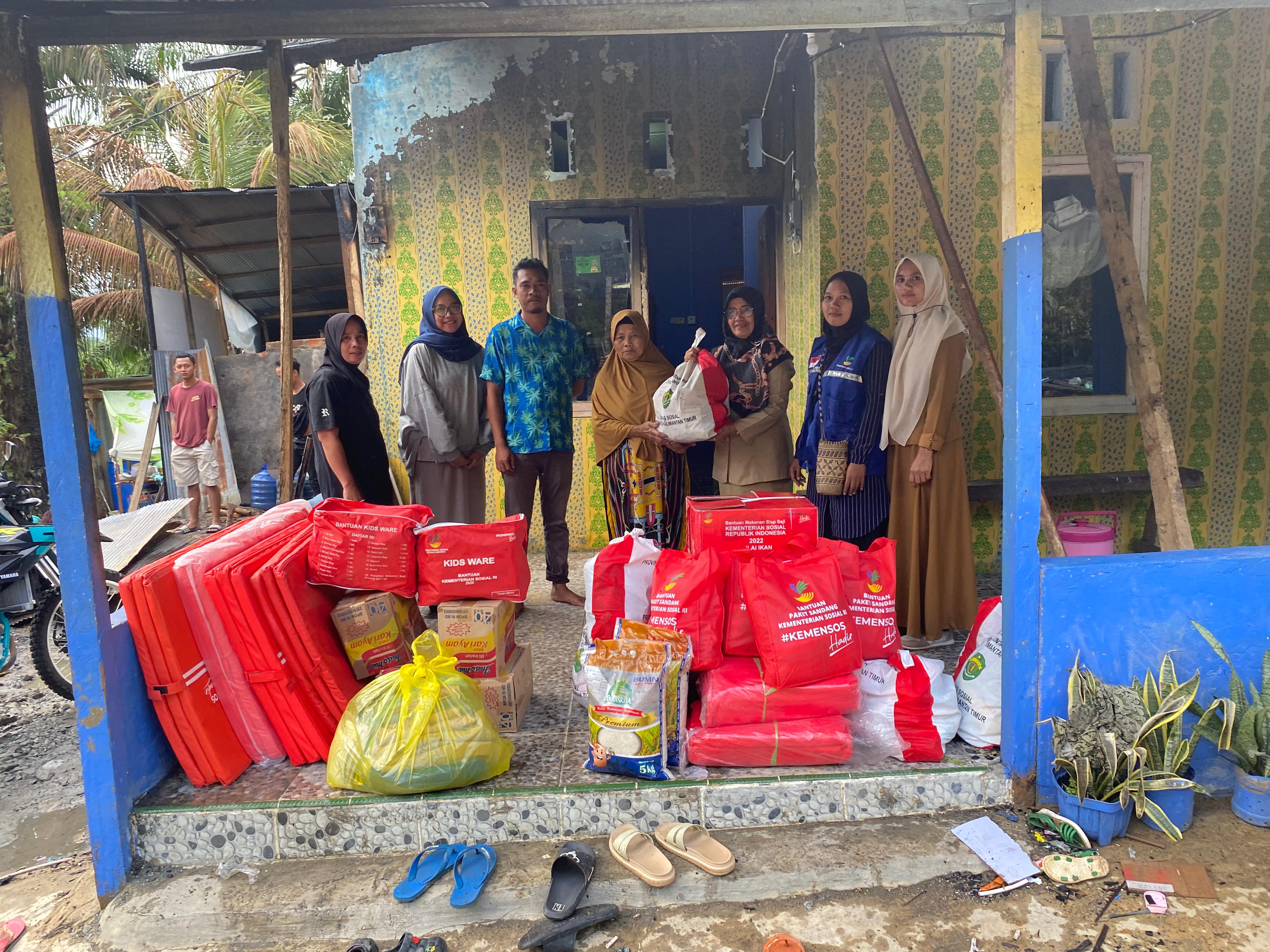 Dinsos Paser Salurkan Bantuan kepada korban kebakaran di Krayan Jaya
